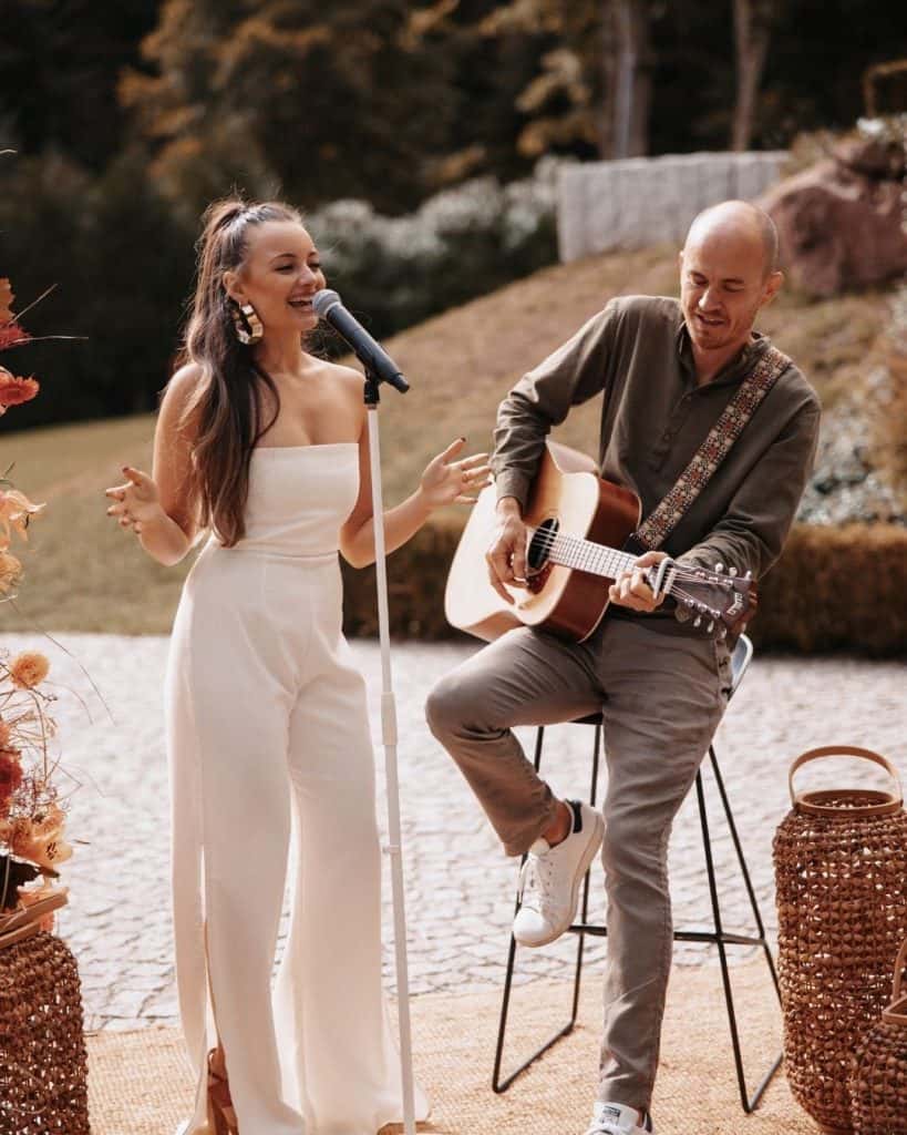 Elegant outdoor musical performance featuring singer and guitarist at UpEventi event.
