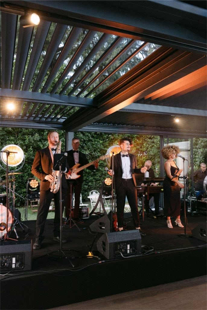 Elegant live band performance during an outdoor event at UpEventi, showcasing professional musicians and vibrant atmosphere.