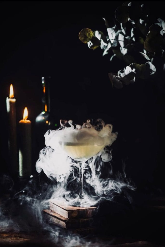 Elegant cocktail with smoky dry ice effect for upscale event at UpEventi.