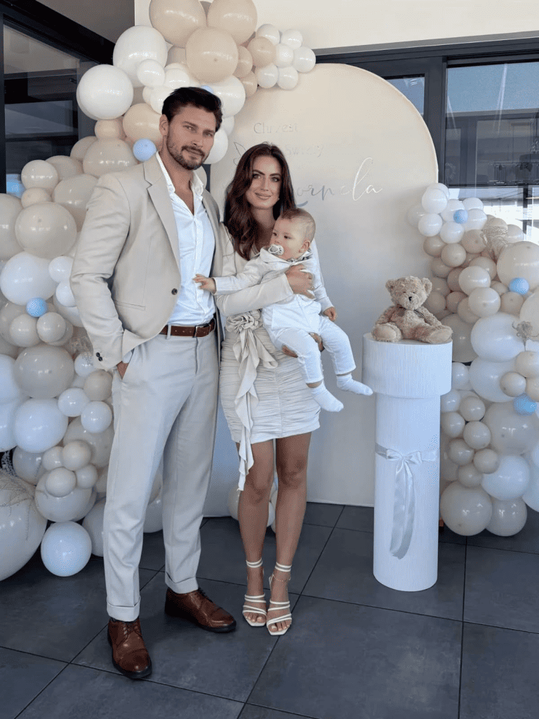 Balloon decoration for celebration event, family at party, elegant event decor, baby shower celebration, UpEventi event planning.